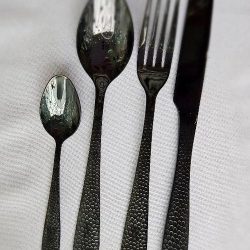 Couteau noir martelé